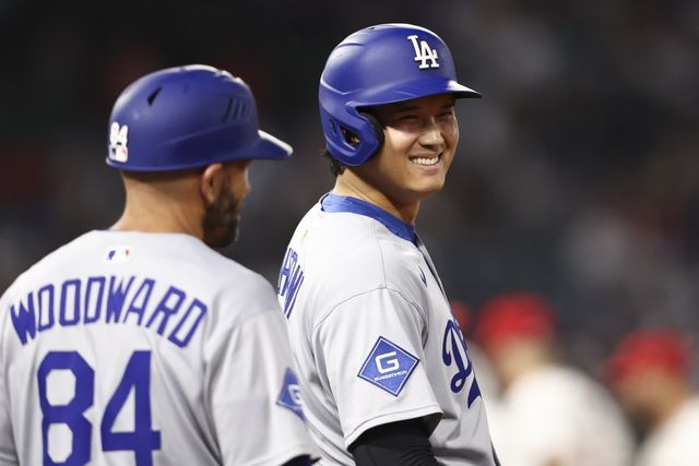 다저스 오타니(오른쪽)는 12일(한국시간) 에인절스와 원정경기에서 시즌 42호 홈런을 터트렸다. 그는 이 홈런을 NL 홈런 선두로 올라섰다. LA(미 캘리포니아주)｜AP뉴시스