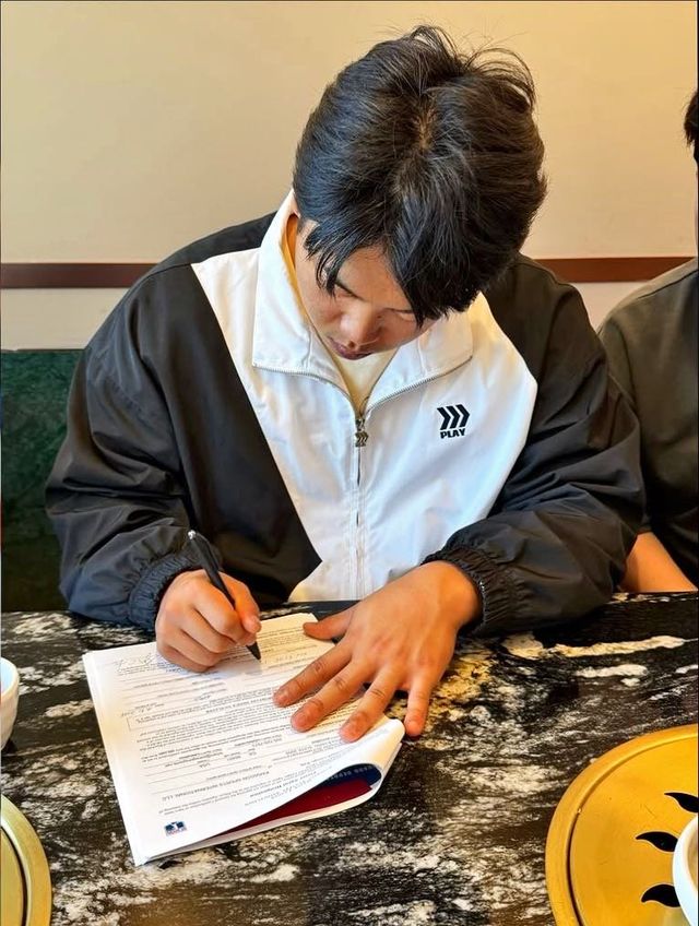 올 시즌을 끝으로 FA 자격을 얻는 KT 강백호가 MLB 선수가 다수 소속된 글로벌 에이전시 패러곤스포츠인터네셔널과 계약서에 서명하고 있다. 사진출처｜패러곤스포츠인터네셔널 인스타그램 캡처