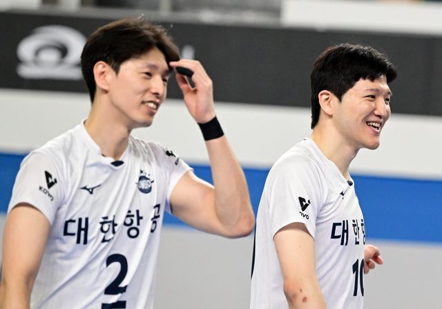 남자프로배구 대한항공이 주장을 교체하며 변화를 예고했다. 10년 간 선수단 리더로 활약한 베테랑 세터 한선수(왼쪽)가 떠나고 간판 공격수 정지석이 새 주장이 됐다. 사진제공｜KOVO