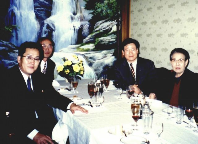 2005년 북한 고려호텔에서 파주∙개성 평화마라톤축전 행사 추진에 합의 후 북측 관계자들과 기념사진을 촬영하고 있다. 문명자 파주-개성 평화마라톤축전 명예회장(맨 오른쪽) 파주-개성평화마라톤축전 공동대표인 문경환 (사)민족문화체육연합 이사장(오른쪽에서 2번째). 사진제공 ㅣ 민족문화체육연합