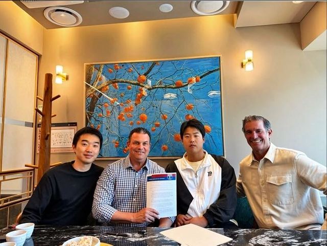 KT 강백호(오른쪽 2번째)가 패러곤스포츠인터네셔널과 계약한 뒤 관계자들과 기념 사진을 촬영하고 있다. 사진출처｜패러곤스포츠인터네셔널 인스타그램 캡처