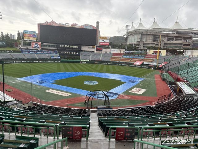 13일 인천SSG랜더스필드에서 열릴 예정이던 ‘2025 신한 SOL 뱅크 KBO리그’ 키움-SSG전이 중부지방을 강타한 폭우로 우천 순연됐다. 순연된 경기는 추후 편성될 예정이다. 인천｜강산 기자 posterboy@donga.com