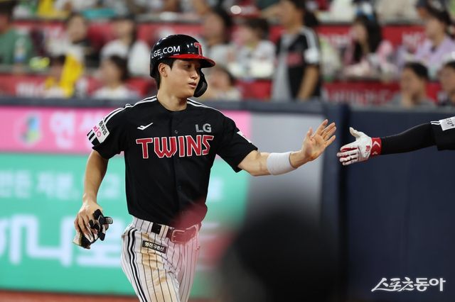 LG 구본혁이 12일 수원KT위즈파크에서 열린 KT와 원정경기 도중 득점을 올린 뒤 동료와 손뼉을 마주치고 있다. 사진제공｜LG 트윈스