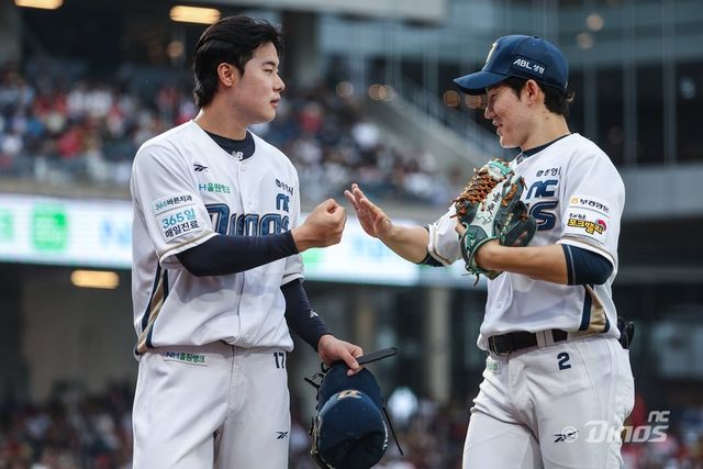 NC 김영규(왼쪽)는 8일 창원 KIA전에서 올 시즌 10홀드를 달성했다. 지난해부터 그를 괴롭혔던 왼쪽 팔꿈치 부상과 싸우면서도 4년 연속 10홀드라는 값진 기록을 거뒀다. 사진제공｜NC 다이노스