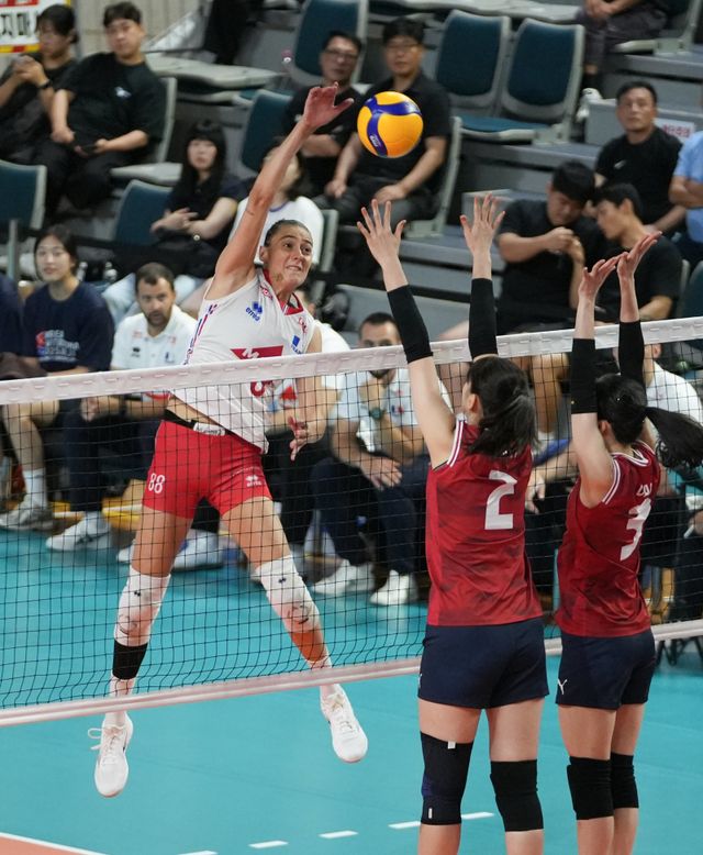 여자배구대표팀 이주아(가운데)와 김다빈(오른쪽)이 13일 진주실내체육관에서 열린 프랑스와 경기에서 아멜리에 로타어의 스파이크를 막기 위해 점프하고 있다. 사진제공｜2025 코리아인비테이셔널 진주국제여자배구대회
