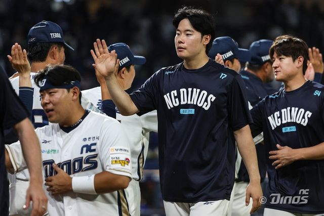 NC 김영규(가운데)는 8일 창원 KIA전에서 올 시즌 10홀드를 달성했다. 지난해부터 그를 괴롭혔던 왼쪽 팔꿈치 부상과 싸우면서도 4년 연속 10홀드라는 값진 기록을 거뒀다. 사진제공｜NC 다이노스
