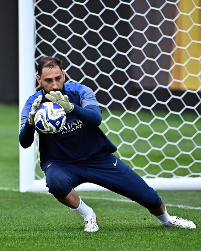 잔루이지 돈나룸마는 13일(한국시간) 구단의 UEFA 슈퍼컵 토트넘(잉글랜드)전을 하루 앞두고&nbsp;명단에서 제외됐다. 루이스 엔리케 PSG 감독은 “돈나룸마와는 다른 골키퍼 유형을 원한다”며 배제 이유를 설명했다. 사진출처｜PSG 페이스북