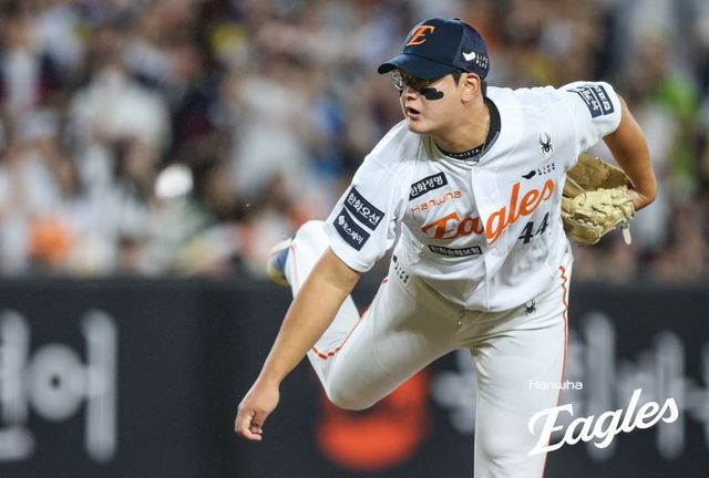 한화 김서현이 12일 대전 한화생명볼파크에서 열린 롯데전에 팀 마무리투수로 등판해 힘차게 공을 던지고 있다. 이날 김서현은 시즌 26번째 세이브를 수확하며 최근의 부진한 모습을 떨쳐냈다. 사진제공｜한화 이글스