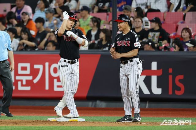 LG 구본혁이 12일 수원KT위즈파크에서 열린 KT와 원정경기 도중 출루한 뒤 덕아웃을 향해 세리머니를 펼치고 있다. 사진제공｜LG 트윈스