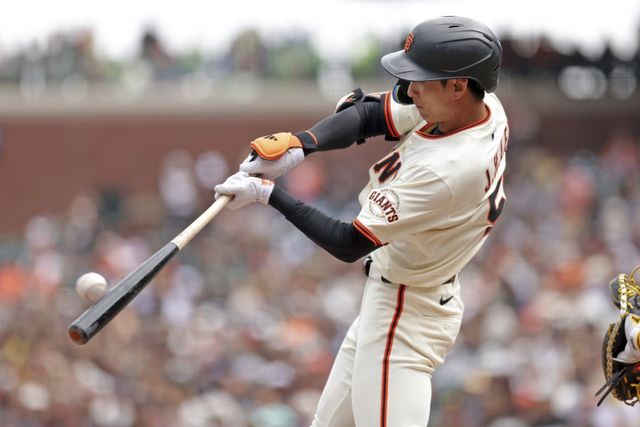 이정후가 14일(한국시간) 오라클파크에서 열린 샌디에이고와 홈경기에서 7회말 3루타를 쳐내고 있다. 이 3루타는 이정후의 올 시즌 10번째 3루타였다. 이정후는 이날 3타수 1안타 1득점으로 활약했지만, 팀은 1-11로 대패해 5연패에 빠졌다. 뉴시스