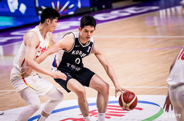 남자농구국가대표팀 센터 하윤기(오른쪽)가 14일(한국시간) 사우디아라비아 제다에서 열린 중국과 2025 FIBA 아시아컵 8강전 1쿼터에서 중국 센터 후진치우를 상대로 포스트-업을 시도하고 있다.&nbsp;이날 하윤기는 15점·9리바운드로 활약했지만, 팀의 71-79 패배를 막진 못했다. 대표팀은 8강전에서 이번 대회의 여정을 마감했다. 사진제공ㅣFIBA