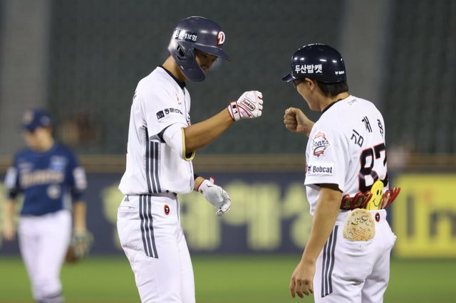 두산 김민석(왼쪽)은 14일 잠실 NC와 홈경기에서 9번타자 좌익수로 선발출전했다. 결승 희생플라이를 포함해 3타수 2안타 2타점으로 팀 승리를 이끌었다. 사진제공｜두산 베어스