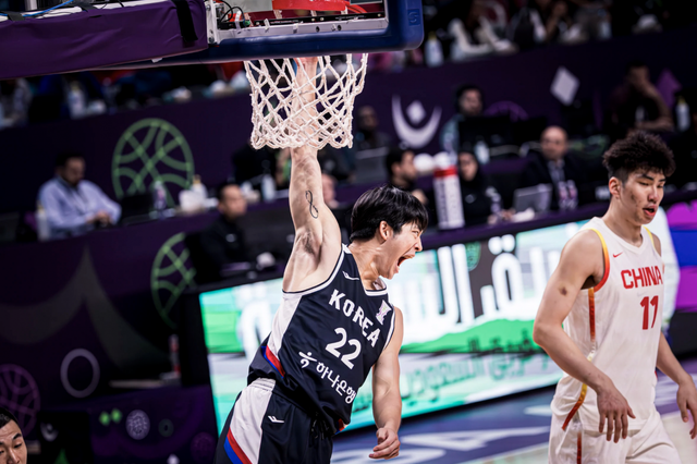 남자농구국가대표팀 포워드 여준석(왼쪽)이 14일(한국시간) 사우디아라비아 제다에서 열린 중국과 2025 FIBA 아시아컵 8강전 1쿼터에서 원핸드 덩크슛을 터트리고 있다. 이날 여준석은 8점·6리바운드로 활약했지만, 팀의 71-79 패배를 막진 못했다. 대표팀은 8강전에서 이번 대회의 여정을 마감했다. 사진제공ㅣFIBA