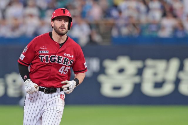 KIA 위즈덤이 14일 대구 삼성전에서 5타수 4안타 2홈런 6타점을 폭발하며 팀의 3연전 싹쓸이 승리를 이끌었다. 올 시즌 2번째 멀티홈런이자 개인 한 경기 최다 타점을 경신하며 타격감을 끌어올렸다. 6회초 만루홈런을 쳐낸 뒤 그라운드를 돌고 있는 위즈덤. 사진제공ㅣKIA 타이거즈