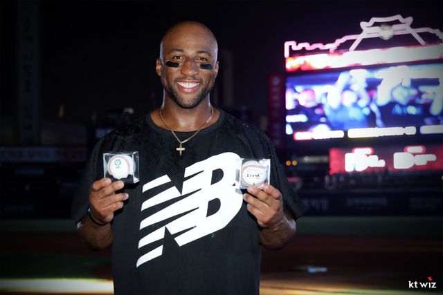 멜 로하스 주니어가 7월 3일 수원KT위즈파크에서 열린 키움과 홈경기에서 역대 외국인선수 통산 홈런 1위에 오른 뒤 기념구를 들고 사진을 촬영하고 있다. 사진제공｜KT 위즈