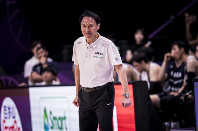안준호 남자농국국가대표팀 감독은 14일(한국시간) 중국과 8강전에서 패하며 2025 FIBA 아시아컵 여정을 마무리한 뒤 “여기서 멈춘다는 게 뼈아프고 슬프다”면서도 “앞으로 어떠한 도전도 두려워하지 않겠다”고 다짐했다. 사진제공ㅣFIBA
