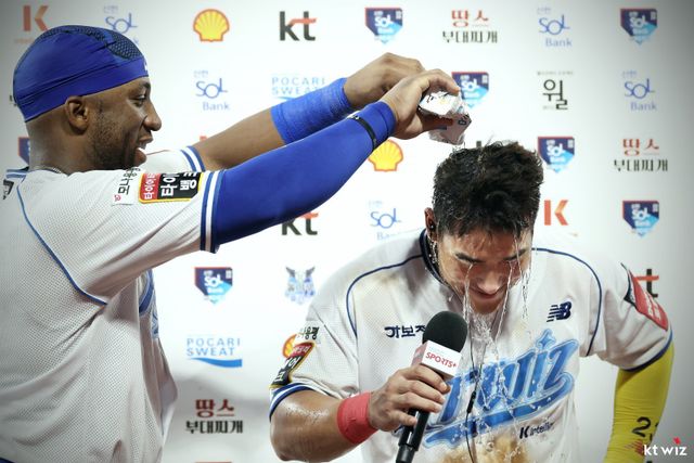멜 로하스 주니어(왼쪽)가 7월 27일 수원KT위즈파크에서 열린 삼성과 홈경기를 마친 뒤 수훈선수로 선정된 안현민에게 물을 뿌리고 있다. 사진제공｜KT 위즈