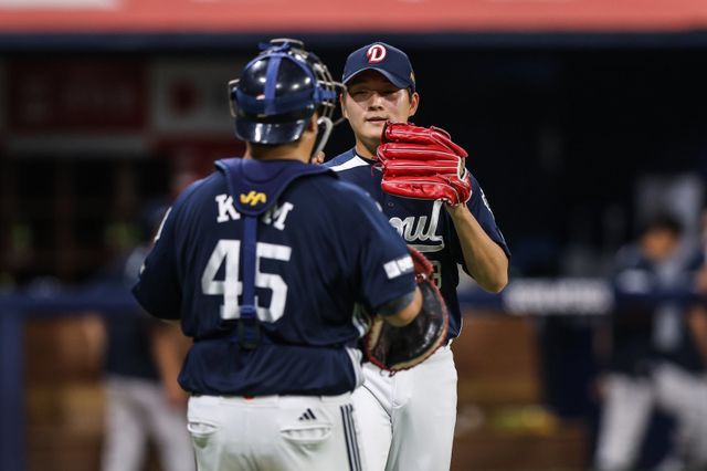 두산 김택연(오른쪽)은 프로 2년차 고전하고 있다. 조성환 감독대행은 그의 과부하를 막기 위해 1군 엔트리 제외 등 여러 방안을 고려하고 있다. 사진제공｜두산 베어스