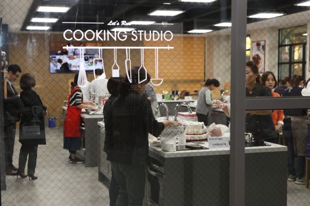 한국마사회 문화센터 중 쿠킹 클래스 모습.