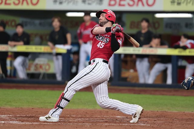 KIA 위즈덤이 14일 대구 삼성전에서 5타수 4안타 2홈런 6타점을 폭발하며 팀의 3연전 싹쓸이 승리를 이끌었다. 올 시즌 2번째 멀티홈런이자 개인 한 경기 최다 타점을 경신하며 타격감을 끌어올렸다. 6회초 만루홈런을 쳐낸 뒤 타구를 응시하는 위즈덤. 사진제공ㅣKIA 타이거즈