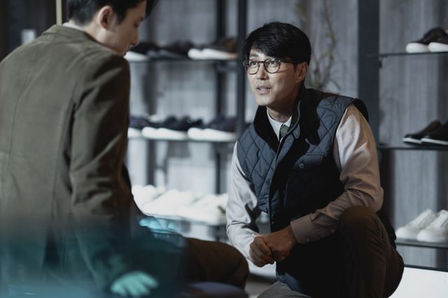차승원이 박찬욱 감독의 신작 ‘어쩔수가없다’에서 실직 후 구두 가게 매니저로 살아가는 ‘시조’ 역을 맡아 새로운 매력을 선보인다.사진제공 | CJ ENM