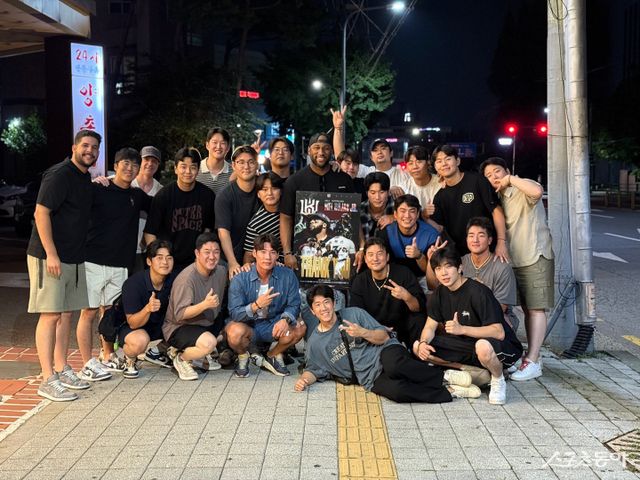 KT 선수들이 10일 수원KT위즈파크 인근 식당에서 멜 로하스 주니어와 뜻 깊은 시간을 가진 뒤 기념 사진을 촬영하고 있다. 사진제공｜KT 위즈