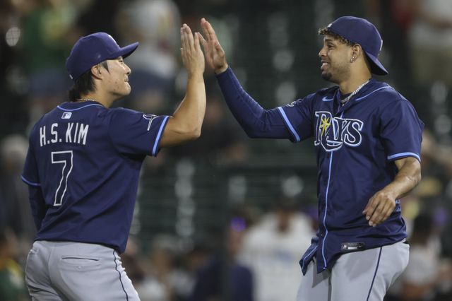 탬파베이 김하성(왼쪽)이 14일(한국시간) 서터 헬스 파크에서 열린 애슬레틱스와 원정경기에서 8-2 승리를 거둔 뒤 동료 크리스토퍼 모렐과 손뼉을 마주치고 있다. 웨스트 새크라멘토(미 캘리포니아주)｜AP뉴시스