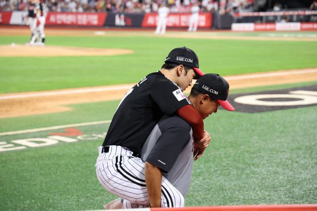 LG 박해민이 12일 수원KT위즈파크에서 열린 KT와 원정경기 8회말 수비 도중 발목을 다친 뒤 트레이닝코치의 등에 업혀 교체되고 있다. 사진제공｜LG 트윈스
