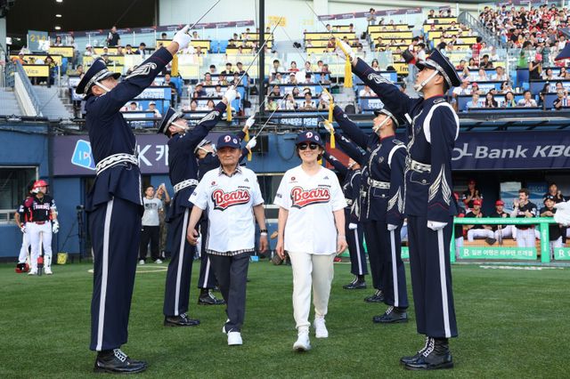 15일 KIA와 두산의 시즌 13차전이 열린 잠실구장에선 경기 시작 전 ‘광복 80년, 8.15 그날을 기억하며’ 행사가 진행됐다. 이날 경기 시구와 시타를 맡은 노영탁 독립운동가족 기념사업 대표(왼쪽)와 임인자 한국독립운동유산 대표가 공군의장대 도열을 지나 입장하고 있는 모습. 사진제공｜두산 베어스