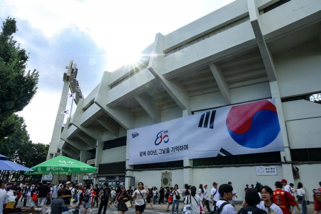 15일 KIA와 두산의 시즌 13차전이 열린 잠실구장에선 경기 시작 전 ‘광복 80년, 8.15 그날을 기억하며’ 행사가 진행됐다. 잠실구장 외벽에 대형 태극기가 들어간 행사 현수막이 걸려 있다. 사진제공｜두산 베어스