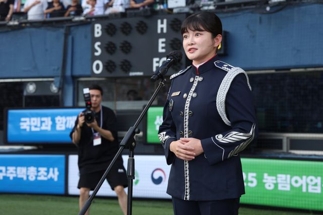 15일 잠실구장에서 열린 KIA와 두산과 경기에 앞서 공군사관학교 군악대장 이민정 소령이 애국가를 제창하고 있다. 사진제공｜두산 베어스