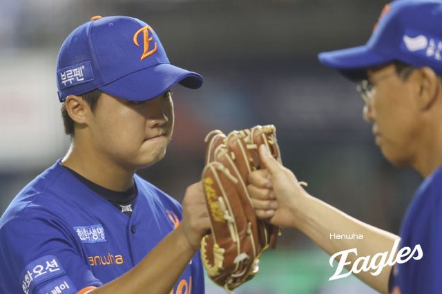 한화 정우주(왼쪽). 사진제공｜한화 이글스