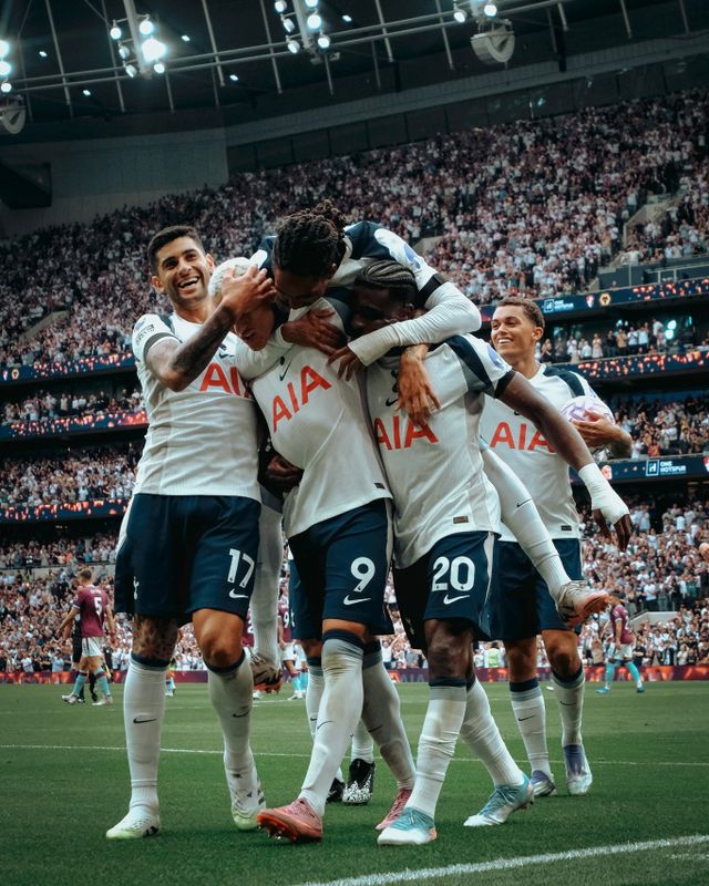 토트넘 공격수 히샬리송(9번)이 17일(한국시간) 토트넘 홋스퍼 스타디움에서 끝난 번리와 EPL 1라운드 홈경기에서 멀티골을 넣은 뒤 동료들의 축하를 받고 있다. 사진출처｜토트넘 페이스북