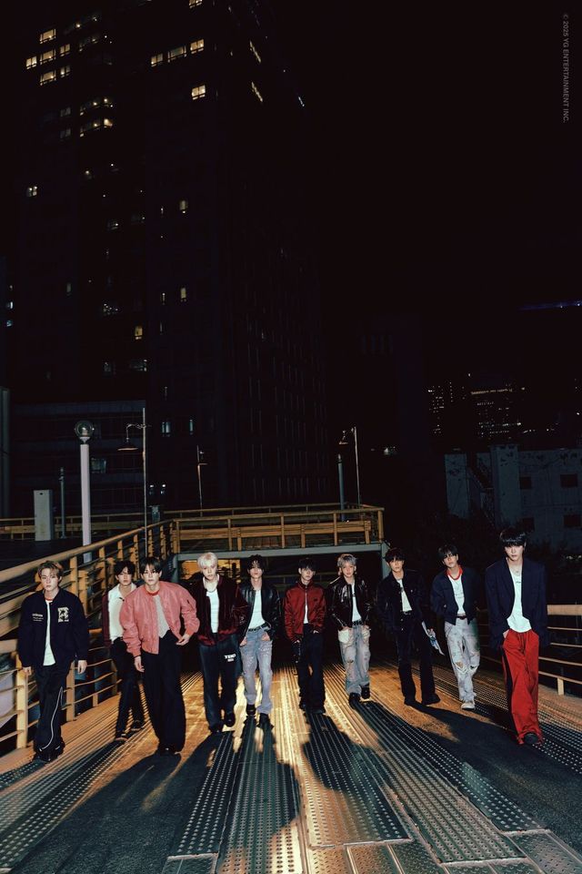 트레저가 미니 3집 [LOVE PULSE] 단체 비주얼을 공개하며 한층 성숙해진 아우라와 시크한 스트릿 감성을 선보였다. 블랙·레드 포인트 스타일링과 강렬한 눈빛으로 팬심을 사로잡은 트레저는 앨범 발매와 함께 글로벌 투어에 돌입한다. 사진제공|YG엔터테인먼트