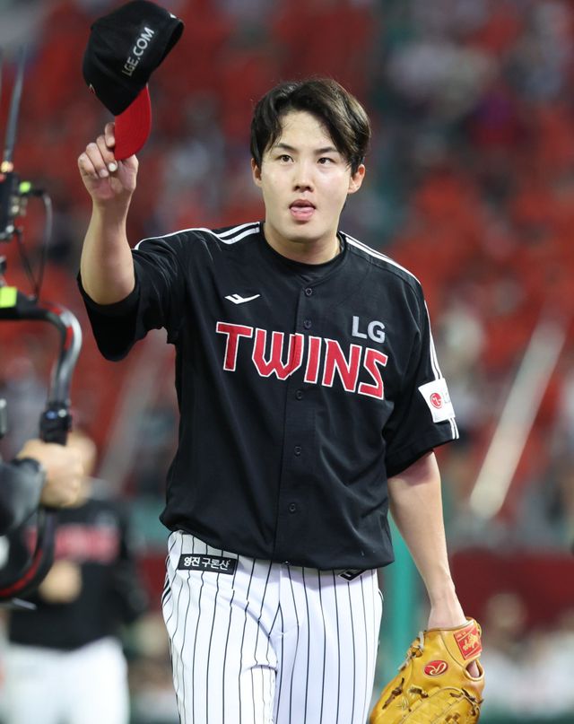 LG 임찬규가 17일 인천 SSG랜더스필드에서 열린 SSG전에 선발투수로 등판해 6회까지 무실점을 기록했다. 6회말을 마친 임찬규가 마운드를 내려가며 3루쪽 LG 원정 팬들을 향해 모자를 벗어 인사를 하고 있다. LG가 6-1로 승리하며 임찬규는 3년 연속 두 자릿수 승리를 올렸다. 인천｜뉴시스