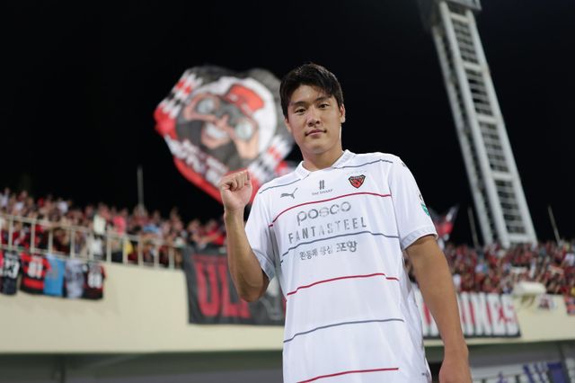 포항 이호재(사진)는 15일 안양종합운동장에서 열린 안양과의 원정경기에서 선제 결승골을 기록했다. 그럼에도 박태하 감독은 “결정력은 좋지만 개선해야 할 점이 많다”고 성장을 독려했다. 사진제공｜한국프로축구연맹