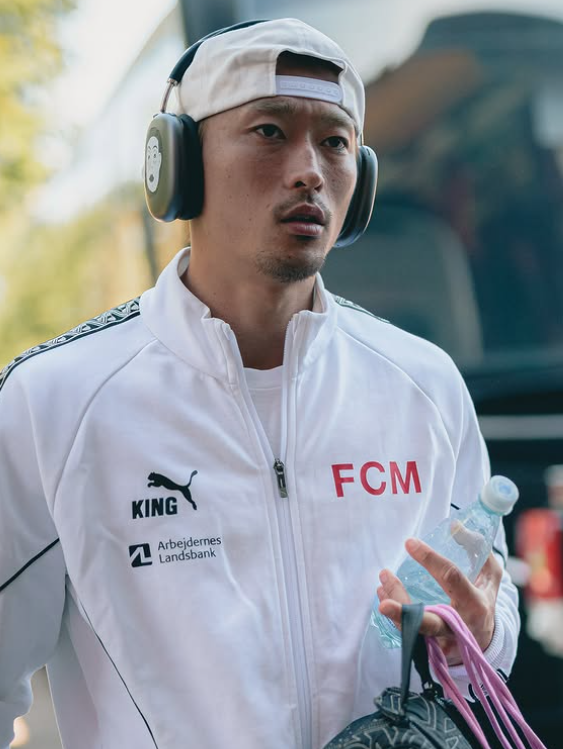 조규성은 17일(한국시간) 바일레 스타디온에서 벌어진 바일레 BK와 2025~2026시즌 덴마크 수페르리가 5라운드 원정경기에서 후반 45분 아담 북사 대신 교체투입돼 그라운드를 누볐다. 오른쪽 무릎 수술과 합병증을 딛고 447일만의 복귀전을 치렀다. 사진은 경기를 앞두고 그라운드로 들어서는 모습. 사진출처│미트윌란 인스타그램