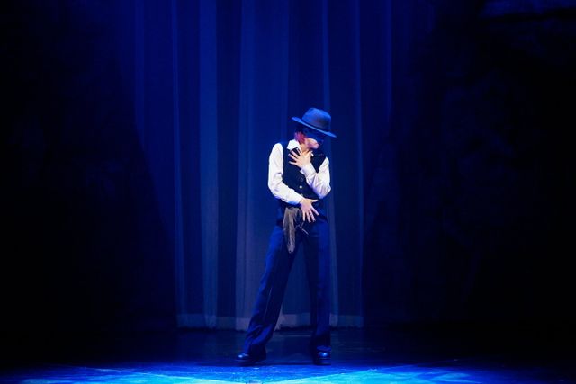 ‘허밍버드’ 장면에서 안무를 선보이는 아이키. 사진제공 ｜ EMK뮤지컬컴퍼니