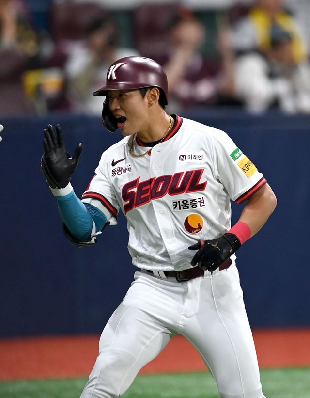 키움 송성문은 올 시즌 KBO 최장 34연속 도루 성공, 20홈런-20도루 등 그동안 생각지 못했던 기록들을 달성하며 의미 있는 한해를 보내고 있다. 키움에 남다른 애정을 보인 그는 “내 계약 기간인 6년 안에 우승할 수 있었으면 좋겠다”고 의지를 보였다. 스포츠동아 DB