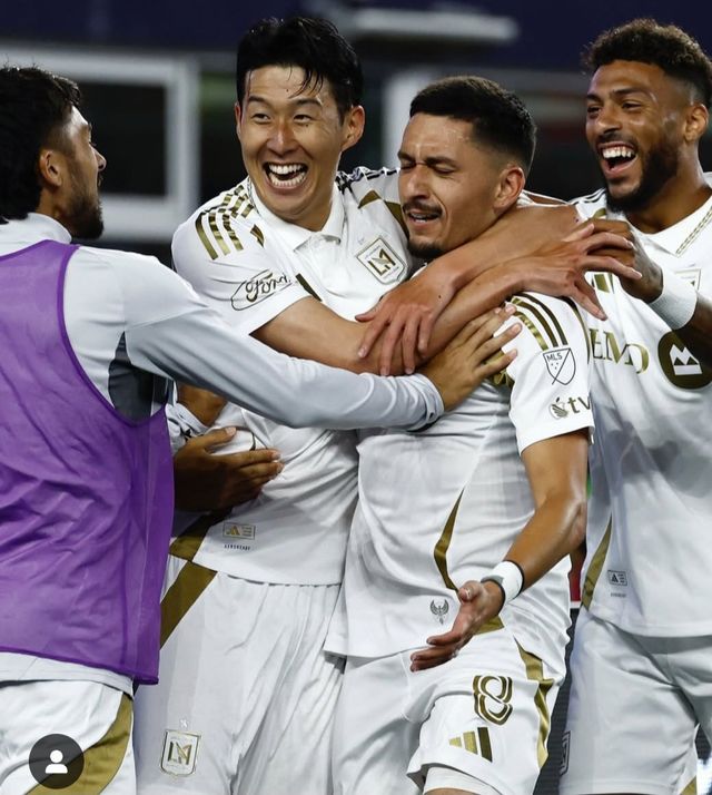 LAFC 손흥민(왼쪽 2번째)이 17일(한국시간) 열린 뉴잉글랜드와 MLS 원정경기에서 후반 초반 선제 결승골을 뽑은 마르코 델가도(8번)를 끌어안고 동료들과 기쁨을 나누고 있다. 사진출처｜LAFC 인스타그램