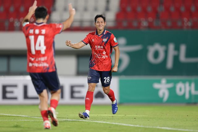정정용 김천&nbsp;감독은 17일 서울과 홈경기에서 6-2 대승을 거둔 뒤&nbsp;“(맹)성웅이 실력이 많이 늘지 않았나. 선수들의 성장은 우리의 가장 큰 목표 중 하나”라며 활짝 웃었다. 이날 맹성웅은 1골·1도움으로 맹활약하며 스승의 기대에 부응했다. 사진제공｜한국프로축구연맹