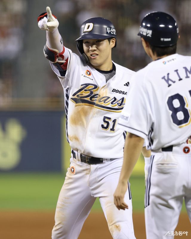 두산 조수행이 17일 잠실구장에서 열린 KIA와 홈경기 8회말 역전 결승 2타점 우전 적시타를 친 뒤 덕아웃을 향해 세리머니를 펼치고 있다. 두산은 조수행의 활약에 힘입어 KIA를 4-2로 제압했다. 사진제공｜두산 베어스