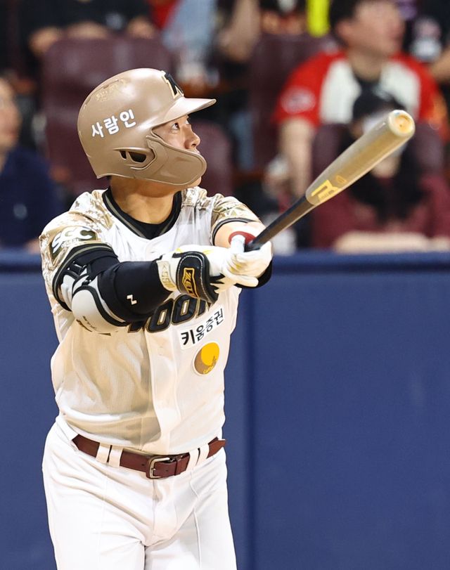 키움 송성문은 올 시즌 KBO 최장 34연속 도루 성공, 20홈런-20도루 등 그동안 생각지 못했던 기록들을 달성하며 의미 있는 한해를 보내고 있다. 키움에 남다른 애정을 보인 그는 “내 계약 기간인 6년 안에 우승할 수 있었으면 좋겠다”고 의지를 보였다. 뉴시스