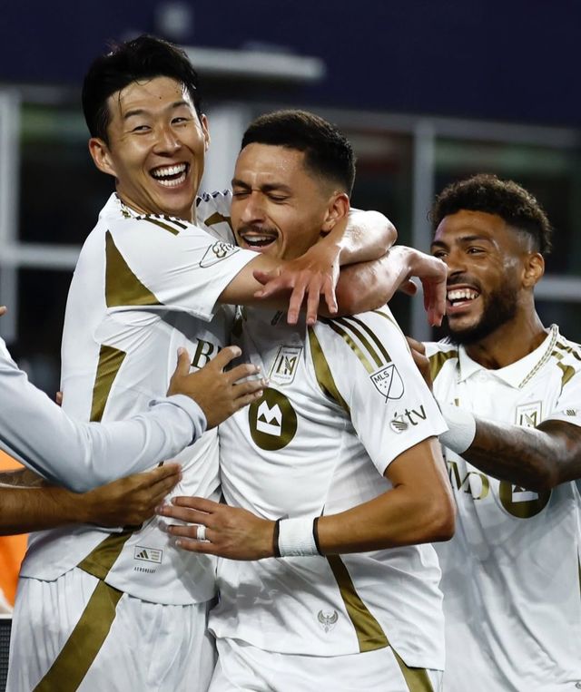 LAFC 손흥민(왼쪽)이 17일(한국시간) 열린 뉴잉글랜드와 MLS 원정경기에서 후반 초반 선제 결승골을 뽑은&nbsp;마르코 델가도(8번)를 끌어안고 동료들과 기쁨을 나누고 있다. 사진출처｜LAFC 인스타그램