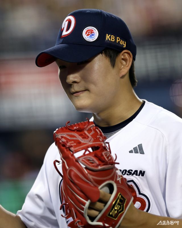 조성환 두산 감독대행은 17일 잠실 KIA전을 앞두고 전날 블론세이브를 남긴 마무리 김택연을 감쌌다. 그는 “택연이의 블론세이브는 사실 내가 한 것과 다름없다”고 말했다. 사진제공｜두산 베어스