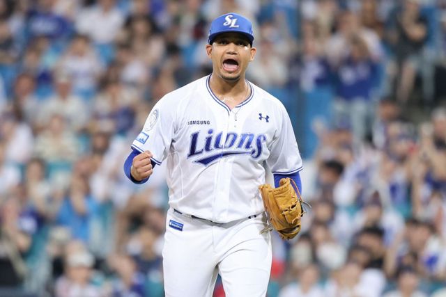 삼성 가라비토는 8월 3경기에서 4사구 16개를 내줬다. 앞선 5경기에선 4사구가 7개에 불과했던 터라 불안함을 느낄 수밖에 없다. 당면 과제는 최근 3경기에서 평균 5.2이닝을 소화하며 107.3개에 달했던 투구수를 줄이는 것이다. 사진제공｜삼성 라이온즈