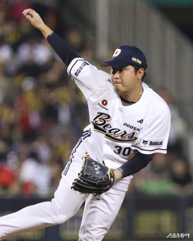 두산 김정우가 17일 잠실구장에서 열린 KIA와 홈경기 9회초 구원등판해 역투하고 있다. 사진제공｜두산 베어스