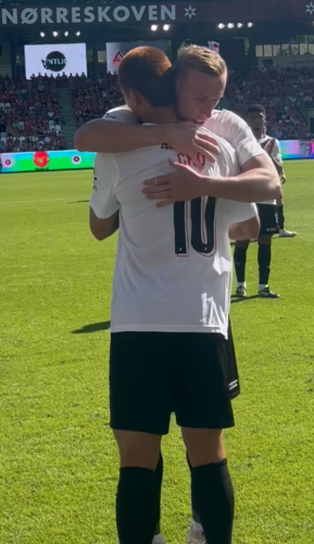 조규성(앞)은 17일(한국시간) 바일레 스타디온에서 벌어진 바일레 BK와 2025~2026시즌 덴마크 수페르리가 5라운드 원정경기에서 후반 45분 아담 북사(뒤) 대신 교체투입돼 그라운드를 누볐다. 447일만의 복귀전을 앞두고 북사로부터 격려가 담긴 포옹을 받는 모습. 사진출처│미트윌란 인스타그램