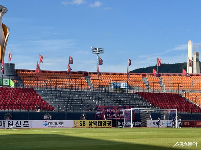 김천은 17일 김천종합운동장에서 열린 서울과 홈경기에서 올해 첫 가변석을 선보인다. 북쪽 응원석에 좌석 364석, 스탠딩석 280석 등 총 644석 규모다. 하지만 지난 시즌까지 설치됐던 동쪽 가변석은 보이지 않았다. 김천종합운동장에 설치된 북쪽 응원석. 김천｜백현기 기자 hkbaek@donga.com