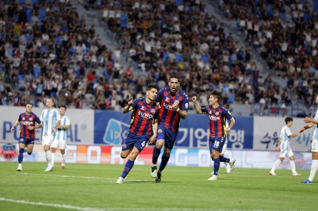 수원FC가 16일 수원종합운동장에서 열린 울산과 K리그1 26라운드 홈경기에서 외인 공격콤비 윌리안과 싸박의 맹활약에 힘입어 4-2 완승을 거두며 파이널A 진입의 청신호를 켰다. 사진제공｜한국프로축구연맹